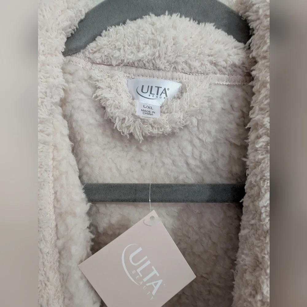 Ulta Robe - Picture 3 of 3